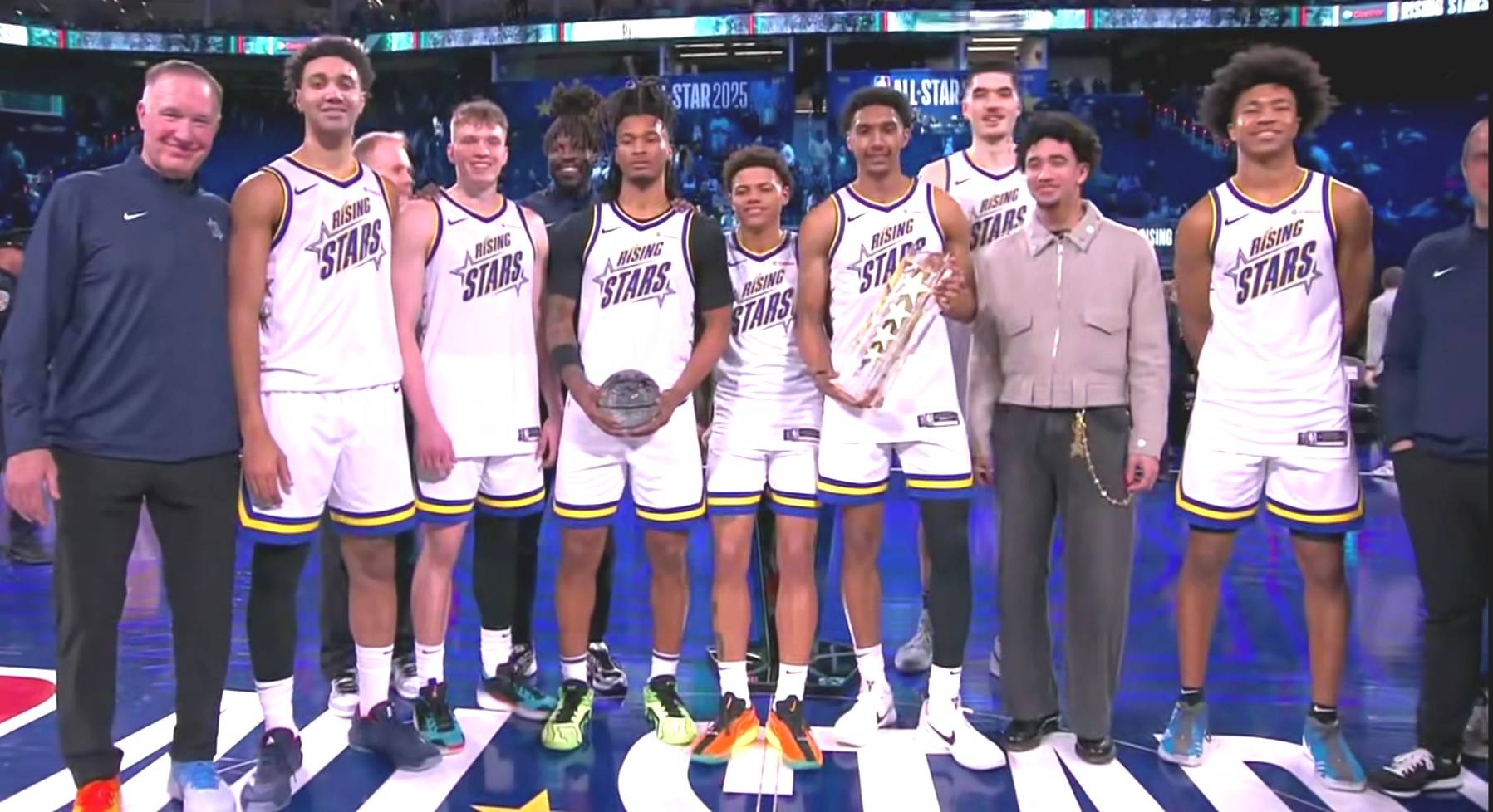 英雄联盟客户端下载-全明星赛倒计时，明尼苏达森林狼清晨远射贴柱，细节引发关注，压力陡增，临场指挥获称赞的简单介绍